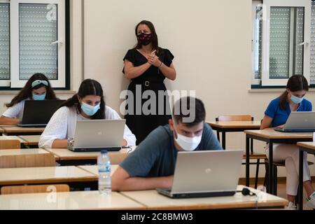 Schüler mit Gesichtsmasken während der neuartigen Coronavirus COVID-19 Pandemie Stockfoto