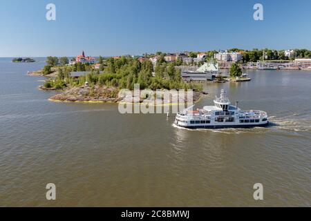 Helsinki, Uusimaa, Finnland, 20. Juli 2020, Silja Line Fähre im Hafen, Blick vom Meer, Sommer, sonniger Tag. Hochwertige Fotos Stockfoto