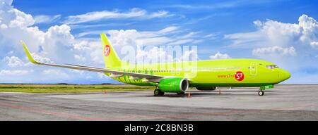 Tolmachevo Flughafen, Nowosibirsk, Russland, Flugzeug Boeing 737-800 auf Flugplatz blauen Himmel Hintergrund Nahaufnahme, s7 Airlines Fluggesellschaft, Passagierflugzeug Stockfoto