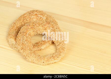 griechischer koulouri, ringförmige Brötchen mit Sesamsamen bedeckt Stockfoto