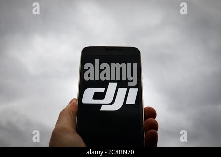 In dieser Abbildung ist ein DJI-Logo auf einem Smartphone zu sehen. Stockfoto