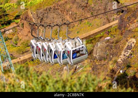 Fira, Santorini, Griechenland close-up Seilbahn Kabinen vom Alten Hafen, hohen vulkanischen Felsen Stockfoto