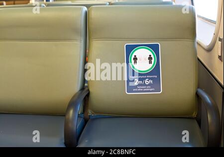 Zeichen zur Förderung der sozialen Distanzierung während der Covid-Pandemie 19 auf einem Sitz auf einem Schiff der BC Ferries, das im Juli 2020 von Vancouver Island aus reiste. Stockfoto