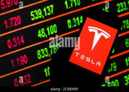 In diesem Foto Illustration ein Tesla Logo auf einem Smartphone gesehen angezeigt. Stockfoto