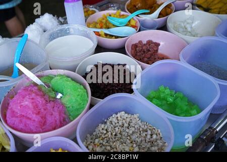 Nahaufnahme bunte süße Beläge für Thai-Stil rasierte Eis Dessert vorbereitet Stockfoto