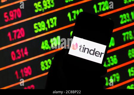 In dieser Abbildung ein Tinder Dating App Logo auf einem Smartphone angezeigt. Stockfoto