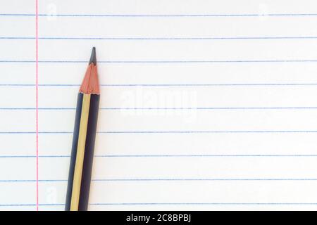 Zurück zur Schule, Bildungskonzept - Nahaufnahme gestreiften Bleistift auf Notizbuch linierten Papier Hintergrund für Bildung neuen akademischen Jahr beginnen. Stockfoto