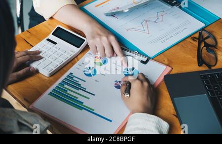 Geschäftsleute treffen sich, um die Situation auf dem Markt zu diskutieren. Business Financial Concept. Stockfoto