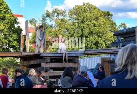 Berlin, Deutschland. Juli 2020. Die Schauspieler Nadja Schimonsky und Anselm Lipgens vom Globe Ensemble Berlin spielen in einer Szene aus William Shakespeares "The Tempest" auf der Globe Berlin - Open O Bühne. Das Stück feiert seine Premiere am 23.07.2020. Es kann von Donnerstag bis Samstag bis 15. August und vom 10.09. Bis 12.09.2020. Gesehen werden. Es wird auf einer ringförmigen Bühne unter freiem Himmel aus Holzbauteilen als Corona-konforme Zwischenbühne aufgeführt. Das Publikum sitzt mitten in der Mitte. Quelle: Jens Kalaene/dpa-Zentralbild/dpa/Alamy Live News Stockfoto