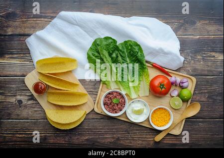 Zutaten von Hard Shell Beef Taco auf Holzhintergrund Stockfoto