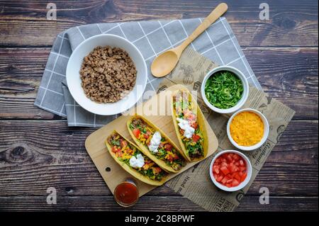 Hartschalenbeef Taco mit Zutaten. MAXICAN Tacos mit gemahlenes Rindfleisch Stockfoto