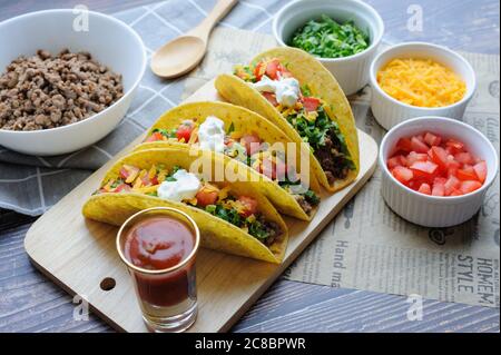 Hartschalenbeef Taco mit Zutaten. MAXICAN Tacos mit gemahlenes Rindfleisch Stockfoto