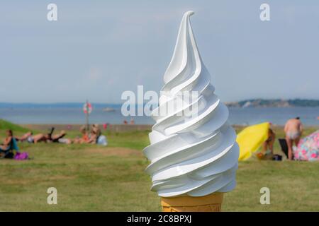 Landskrona, Schweden - 19. Juli 2020: Bild vom Borstahusener Marina Strand. Bei gutem Wetter sind die Strände in diesem Sommer während der Coronavirus-Pandemie voller Menschen Stockfoto