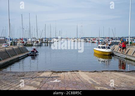 Landskrona, Schweden - 19. Juli 2020: Bild von der Borstahusener Marina. Boatlife ist in diesem Sommer während der Coronavirus-Pandemie zu einer sicheren und beliebten Aktivität geworden. Stockfoto