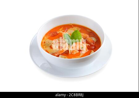 Tom Yum Kung Thai scharfe Garnelensuppe mit Zitronengras, Zitrone und Galgant isoliert auf weißem Hintergrund Stockfoto