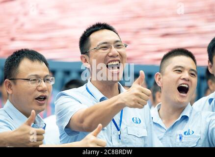 (200723) -- WENCHANG, 23. Juli 2020 (Xinhua) -- Forscher feiern den erfolgreichen Start einer Mars-Sonde auf dem Start-Standort der Raumsonde Wenchang in der südchinesischen Provinz Hainan, 23. Juli 2020. China startete am Donnerstag eine Mars-Sonde, die in einer Mission die Orbits, Landungen und Umherziehungen vollenden sollte und damit den ersten Schritt in seiner planetarischen Erforschung des Sonnensystems vollzieht. Quelle: Xinhua/Alamy Live News Stockfoto