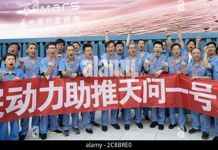 (200723) -- WENCHANG, 23. Juli 2020 (Xinhua) -- Forscher feiern den erfolgreichen Start einer Mars-Sonde auf dem Start-Standort der Raumsonde Wenchang in der südchinesischen Provinz Hainan, 23. Juli 2020. China startete am Donnerstag eine Mars-Sonde, die in einer Mission die Orbits, Landungen und Umherziehungen vollenden sollte und damit den ersten Schritt in seiner planetarischen Erforschung des Sonnensystems vollzieht. Quelle: Xinhua/Alamy Live News Stockfoto