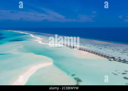 Perfekte Luftlandschaft, Luxus-tropisches Resort oder Hotel mit Wasser Villen und schöne Strandlandschaft. Atemberaubende Vogelperspektive auf den Malediven, Landschaft Stockfoto