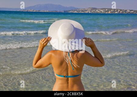 Junge Frau im Bikini ein weißer Hut am Strand Stockfoto