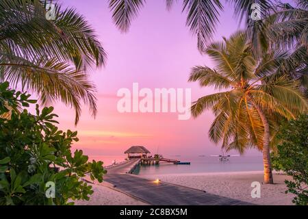 Wunderschöne Sonnenuntergangs-Strandszene. Hölzerne Anlegestelle farbenfroher Himmel und Wolken Blick mit ruhigem Meer und entspannender tropischer Stimmung. Exotische tropische Landschaft Natur Stockfoto