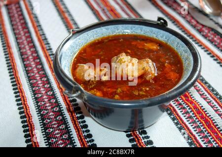 Traditionelle ungarische Gulaschsuppe im Restaurant, Karpaten, Ukraine Stockfoto