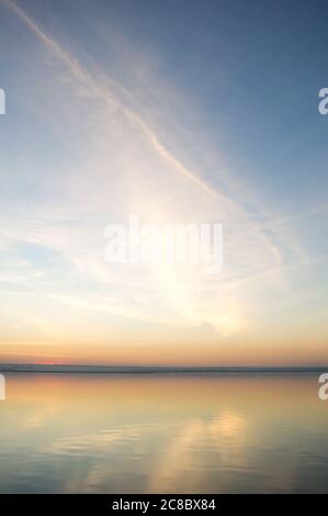 Wunderschöner roter Sonnenuntergang über dem See. Zusammensetzung der Natur. Stockfoto