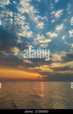 Schöner Sonnenuntergang über dem Kaspischen Meer Stockfoto