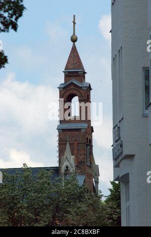 Kichturmspitze der katholischen Kirche St. Marien am Behnitz in Berlin-Spandau. Stockfoto