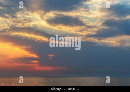 Schöner Sonnenuntergang über dem Kaspischen Meer Stockfoto