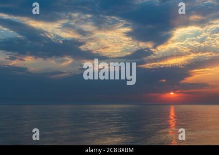 Schöner Sonnenuntergang über dem Kaspischen Meer Stockfoto