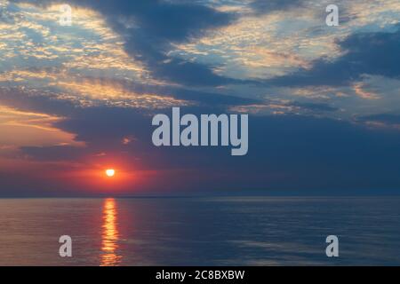 Schöner Sonnenuntergang über dem Kaspischen Meer Stockfoto