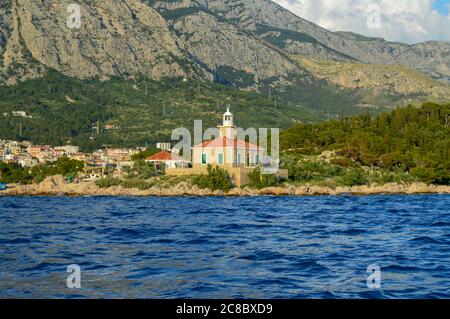 MAKARSKA, KROATIEN - 17. JUNI: Leuchtturm am Strand der Makarska riviera in Makarska, Kroatien am 17. Juni 2019. Stockfoto