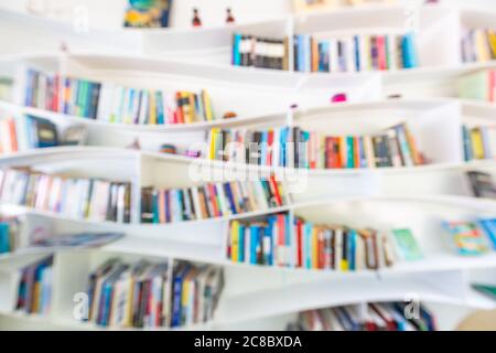 Abstrakte unscharfe Bücherregale mit Büchern, Handbüchern und Lehrbüchern auf Bücherregalen in der Bibliothek oder im Buchladen, Soft Focus. Konzept des Lernens, Schule Stockfoto