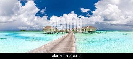 Exotische Meer Meer Küste, Strand. Paradies Insel, Sommerlandschaft Seestrand Hintergrund. Luxusurlaub, über Wasser Villen, Bungalows Steg Stockfoto