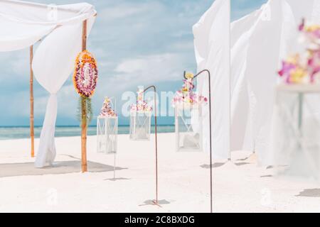 Hochzeit am Strand. Tropische Hochzeitsfeier im Freien am Strand. Romantische Hochzeitskulisse am Strand. Stockfoto