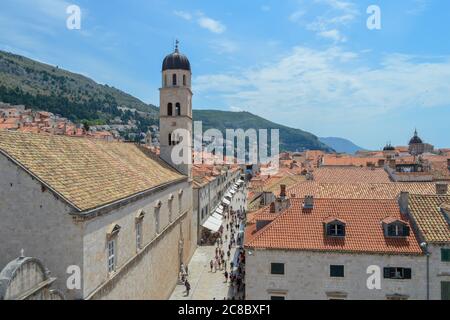 DUBROVNIK, KROATIEN - JUNI 18: Stradun, die Hauptstraße der Stadt Dubrovnik am 18. Juni 2019. Einige Episoden von The Game of Thrones wurden dort gedreht. Stockfoto