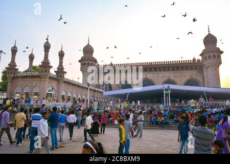 Hyderabad, Telangana, Indien, 12. Juli 2016: Blick auf die masjidische Moschee von Makka aus in Hyderabad. Dies ist ein berühmtes Wahrzeichen in der Altstadt. Stockfoto