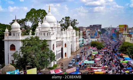 Hyderabad, Telangana, Indien, 12. Juli 2016: Blick auf die masjidische Moschee von Makka aus in Hyderabad. Dies ist ein berühmtes Wahrzeichen in der Altstadt. Stockfoto