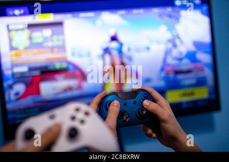 Budapest, Ungarn - 08.17.2019: Anonymer Spieler, der Fortnite auf Xbox One System spielt Stockfoto