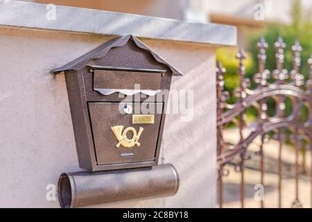 Braune Mailbox an Backsteinwand, Vintage Mailbox Stil. Stockfoto