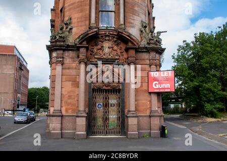 Der Eingang der ehemaligen Glasgow Savings Bank an der Kreuzung von Shamrock Street und New City Road. Erbaut 1909. Architekt Neil C. Duff Stockfoto