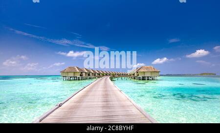 Tropisches Paradies: Blick auf über Wasser Bungalows in einem Resort auf den Malediven, Indischer Ozean. Luxus Sommer Panorama Seestück mit Wasser Villen Steg Stockfoto