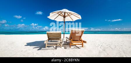 Wunderschönes tropisches Strandbanner. Weißer Sand und Kokospalmen Reise Tourismus breites Panorama Hintergrund Konzept. Tolle Strandlandschaft Stockfoto