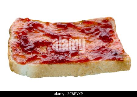 Erdbeermarmelade auf einer Scheibe Toast auf einem isolierten weißen Hintergrund mit einem Schnittpfad Stockfoto