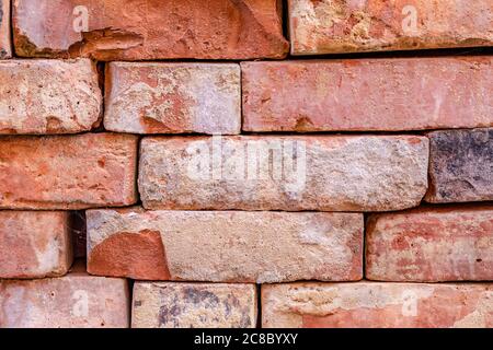 Alte verfallene Ziegelmauer. Vintage Grunge Hintergrund Stockfoto