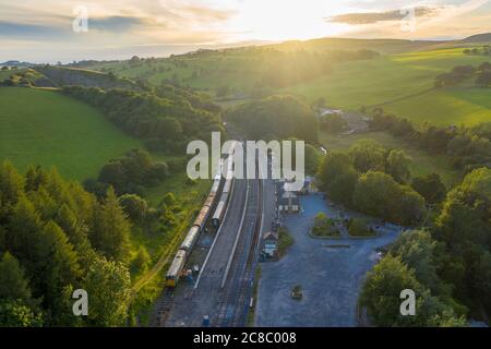 Ein alter und inaktiver Zug am Bahnhof Bolton Abbey in Yorkshire, Nordengland Stockfoto