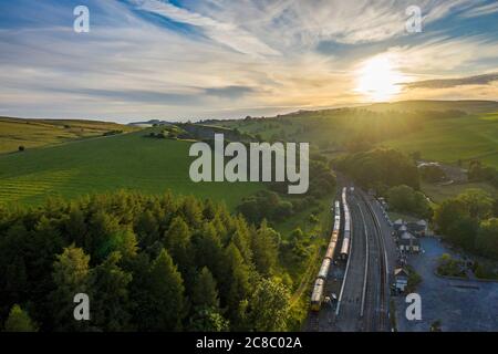 Ein alter und inaktiver Zug am Bahnhof Bolton Abbey in Yorkshire, Nordengland Stockfoto