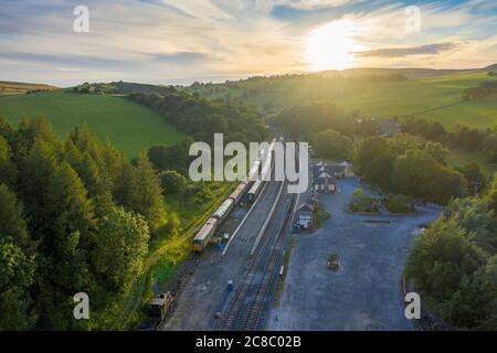 Ein alter und inaktiver Zug am Bahnhof Bolton Abbey in Yorkshire, Nordengland Stockfoto