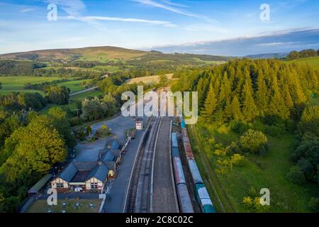 Ein alter und inaktiver Zug am Bahnhof Bolton Abbey in Yorkshire, Nordengland Stockfoto