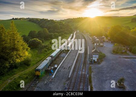 Ein alter und inaktiver Zug am Bahnhof Bolton Abbey in Yorkshire, Nordengland Stockfoto